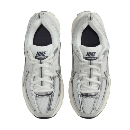 Nike – Vomero 5 GS – Photon Dust Chrome 3